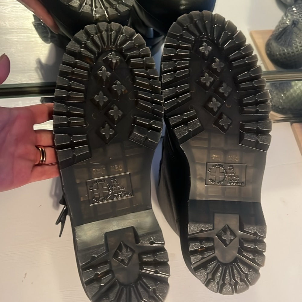 Dr. Martens Limited Edition Devon Heart Black Leather Platform Boots BucklesNWOT - Picture 2 of 4